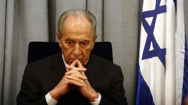 Shimon Peres, alors Premier ministre, pendant une cérémonie de commémoration de la mort de l'ancien Premier ministre Yitzhak Rabin, le 23 octobre 2007. (Crédit : Orel Cohen/Flash90)