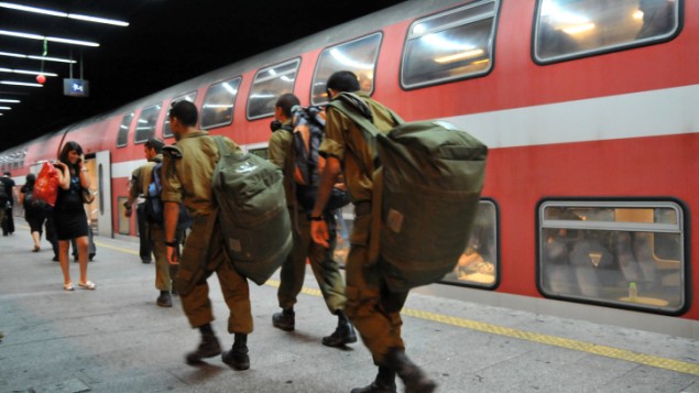 Des soldats israéliens dans une gare. Illustration. (Crédit : Shay Levy/Flash90)