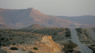 Le mont Harif et la route longeant la frontière entre Israël et l'Egypte. Illustration. (Crédit : Moshe Shai/Flash90)