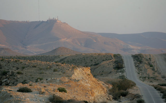 Le mont Harif et la route longeant la frontière entre Israël et l'Egypte. Illustration. (Crédit : Moshe Shai/Flash90)