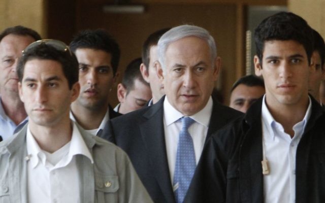 Le Premier ministre Benjamin Netanyahu et ses gardes du corps. Illustration. (Crédit : Miriam Alster/Flash90)