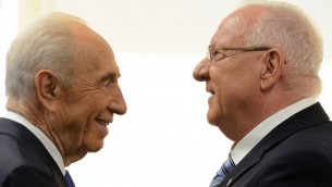 Le président Reuven Rivlin (à droite), et l'ancien président Shimon Peres, après la prestation de serment de Rivlin en tant que dixième président d'Israël, à la Knesset, le 24 juillet 2014. (Crédit : Haim Zach/GPO/Flash90)