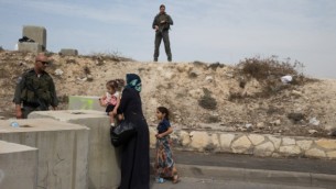 La police des frontières israélienne bloque l'entrée du quartier de Issawiya de Jérusalem-Est, en contrôlant les Palestiniens qui veulent passer, le 20 octobre 2015. (Crédit : Shohat Nati / Flash90)