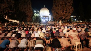 Des milliers de musulmans priant devant le Dôme du Rocher sur le mont du Temple durant le mois sacré du Ramadan dans la Vieille Ville de Jérusalem, le 26 juin 2016 (Crédit : Suleiman Khader / Flash90)