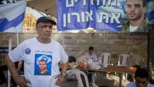 Herzl Shaul, le père du défunt soldat israélien Shaul Oron, se tient à la tente de protestation devant la résidence du Premier ministre à Jérusalem le 26 juin 2016 (Crédit : Yonatan Sindel / Flash90)