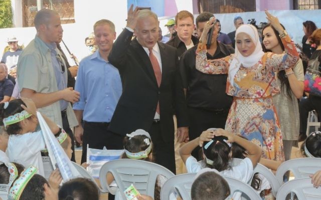 Le Premier ministre Benjamin Netanyahu a accueilli les nouveaux élèves de première année au début de l'année scolaire dans la ville arabe de Tamra, le 1er septembre 2016 (Crédit : Flash90)