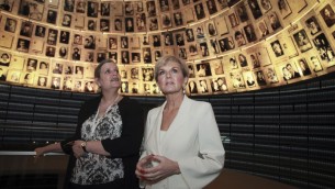 La ministre australienne des Affaires étrangères, Julie Bishop, pendant une visite à Yad Vashem, le musée mémorial de l’Holocauste, à Jérusalem, le 4 septembre 2016. (Crédit : Issac Harari/Flash90)