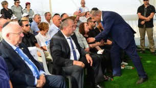 Le Premier ministre Benjamin Netanyahu s'adresse à Zehava Shaul pendant les funérailles de son mari, Herzl Shaul, au cimetière de Poria Illit, dans le nord d'Israël, le 4 septembre 2016. (Crédit : Kobi Gideon/GPO)