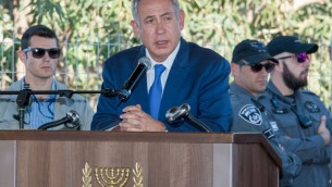Le Premier ministre Benjamin Netanyahu pendant les funérailles de Herzl Shaul au cimetière de Poria Illit, dans le nord d'Israël, le 4 septembre 2016. (Crédit : Meir Vaknin/Flash90)