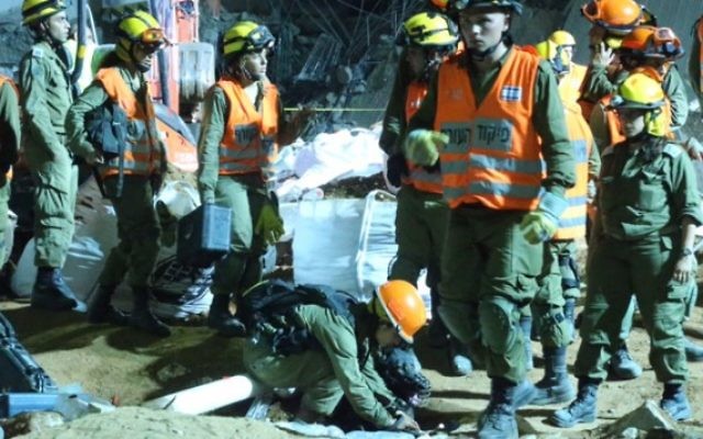 Les secouristes sur le site d'un effondrement d'un parking dans le quartier de Ramat Hahayal  à Tel Aviv le 5 septembre 2016 (Crédit : FLASH90)