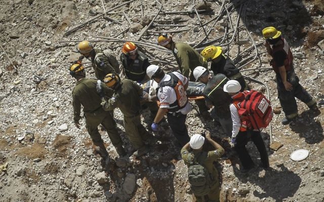 Les sauveteurs sur le site de l'effondrement d'un parking dans le quartier Ramat HaHayal, dans le nord de Tel Aviv, tuant au moins deux personnes, le 5 septembre 2016. (Crédit : Miriam Alster/Flash90)