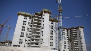 Nouveaux immeubles en construction à Netanya, le 7 septembre 2016. (Crédit : Lior Mizrahi/Flash90)