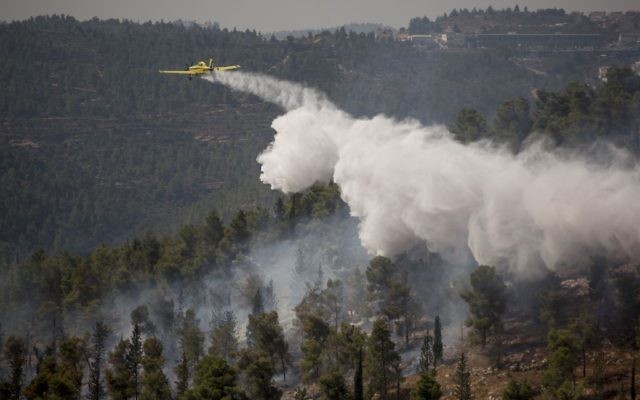 Les avions des pompiers israéliens luttent contre les flammes de la forêt de Jérusalem, le 11 septembre 2016. (Crédit : Yonatan Sindel/Flash90)