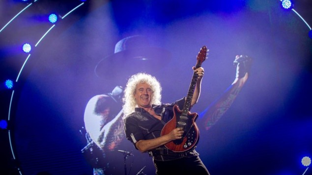 Le guitariste de Queen Brian May en concert au parc Hayarkon de Tel Aviv, le 12 septembre 2016. (Crédit : Miriam Alster/Flash90)
