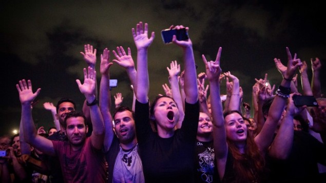 Le public du concert de Queen au parc Hayarkon de Tel Aviv, le 12 septembre 2016. (Crédit : Miriam Alster/Flash90)
