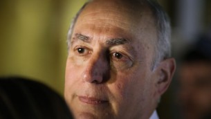 Chemi Peres, le fils de l'ancien président Shimon Peres, devant l'hôpital Tel Hashomer, à Ramat Gan, le 13 septembre 2016. (Crédit : Flash90)