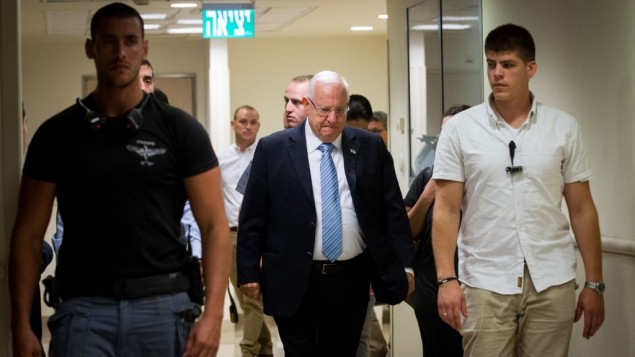 Le président Reuven Rivlin a rendu visite à son prédécesseur Shimon Peres, au centre médical Sheba de l'hôpital Tel Hashomer, à Ramat Gan, le 17 septembre 2016. (Crédit : Miriam Alster/Flash90)