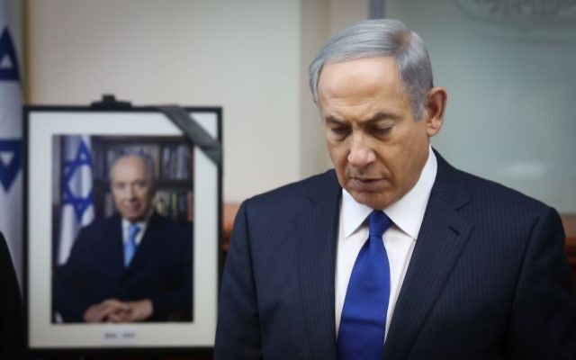 Le Premier ministre Benjamin Netanyahu pendant une minute de silence en hommage à Shimon Peres pendant une session spéciale du cabinet à Jérusalem, le 28 septembre 2016. (Crédit : Marc Israel Sellem/Pool)