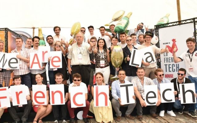Les participants français au hackathon du DLD Tel Aviv avec l'entrepreneur Yossi Vardi, au centre (Crédit : Autorisation d'Aviv Hoffi).