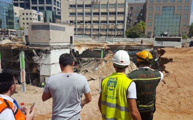 Les équipes de secours sur les lieux de l'effondrement d'un immeuble dans le nord de Tel Aviv, le 5 septembre 2016. (Crédit : ZAKA)