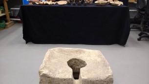 Datant du VIIIème siècle avant JC, des toielttes symboliques ont été découverts à Lachish durant les excavation de 2016 par les archéologues de l'Autorité des antiquités israélienne. (Ilan Ben Zion/Times of Israel staff)