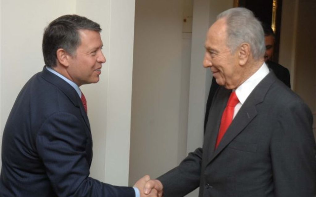 Shimon Peres et le roi Abdallah II en Jordanie, le 18 juin 2008. (Crédit : GPO)