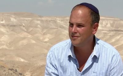 Le Dr. Micah Goodman, philosophe israélien, sur les terres de la Midrasha Ein Prat. (Crédit : Capture d'écran YouTube)