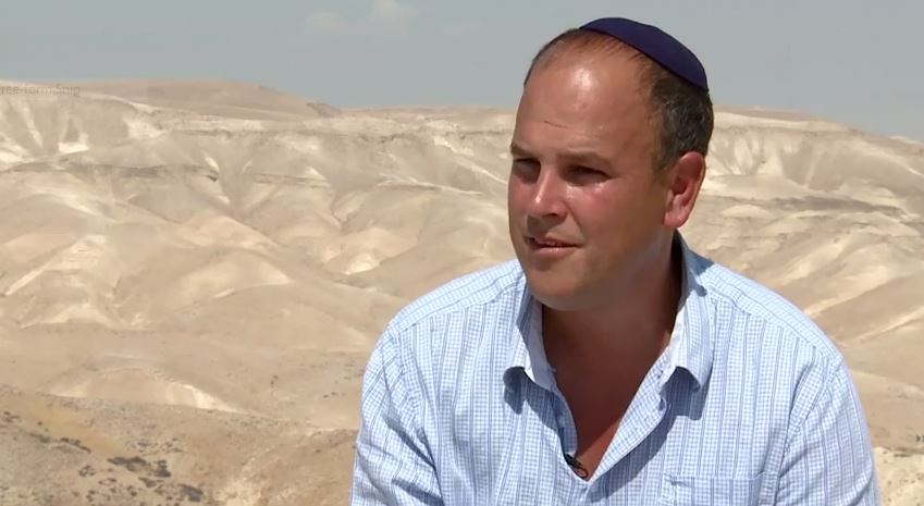 Le Dr. Micah Goodman, philosophe israélien, sur les terres de la Midrasha Ein Prat. (Crédit : Capture d'écran YouTube)