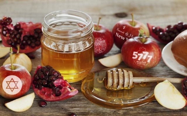 Des pommes imprimées pour Rosh Hashanah, vendues par Fun to Eat Fruit (Crédit : Fun to Eat Fruit)