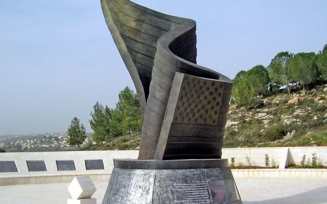 Le mémorial pour les victimes des attentats du 11 septembre, à Emek ha Arazim près de jerusalem, créé par Eliezer Weishoff, le 14 février 2010 (Crédit : dr. Avishai Teicher/Domaine public/Wikimedia)