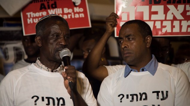 Le père d'Avraham Aberra Mengistu, Ayaline, s'exprime pendant une manifestation devant la résidence du Premier ministre à Jérusalem, le 11 septembre 2016. (Crédit: Luke Tress/Times of Israel)