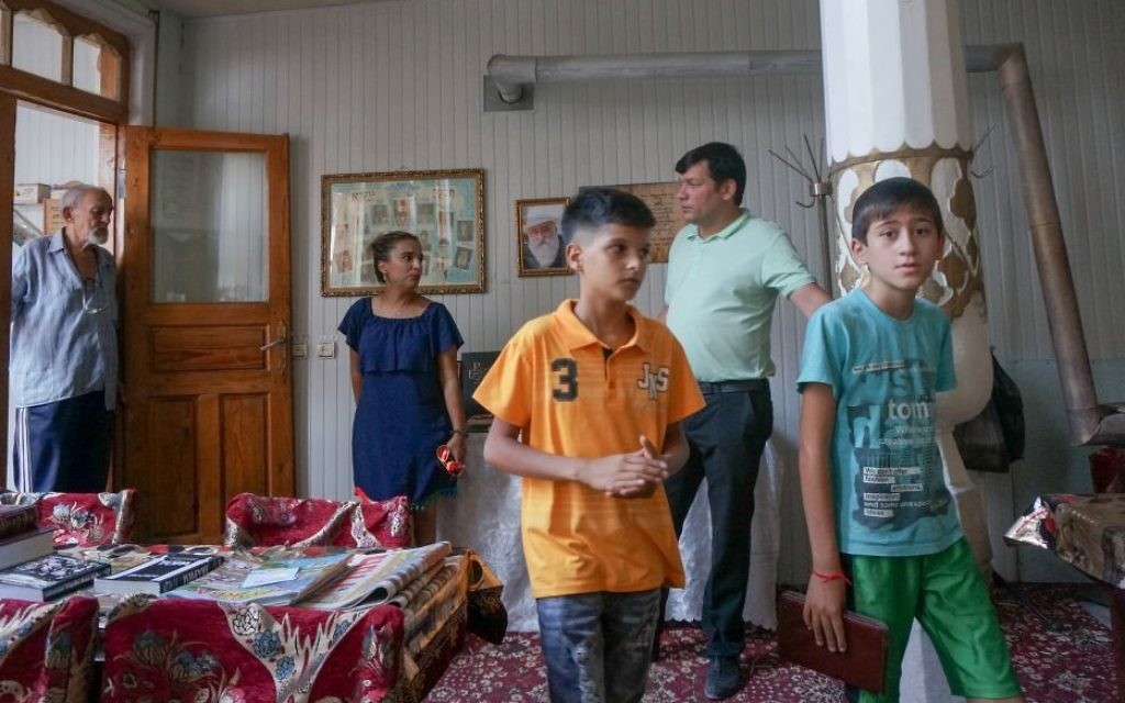 Illustration : Shirin Yakubov visite la synagogue principale de Boukhara, en Ouzbékistan, avec son fils, un ami de son fils et deux gardiens musulmans, le 9 septembre 2016. (Crédit : Cnaan Liphshiz/JTA)