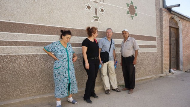 Tamara Tilayev, à gauche, avec deux membres de la communauté et son mari, Yosif, à droite, devant la synagogue de Samarcande, en Ouzbékistan, le 11 septembre 2016. (Crédit : Cnaan Liphshiz/JTA)