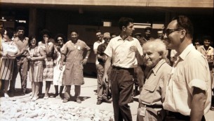 Shimon Peres et David Ben Gurion visitent le réacteur nucléaire de Dimona, dans le sud d'Israël. (Crédit : archives du ministère de la Défense)