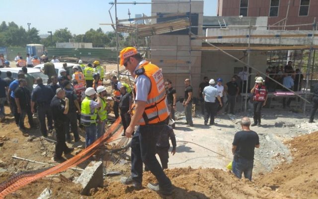 Les équipes de secours sur les lieux de l'effondrement d'un immeuble dans le nord de Tel Aviv, le 5 septembre 2016. (Crédit : United Hatzalah)