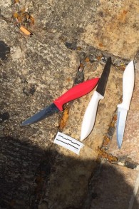 Trois couteaux retrouvés par la police sur le corps d'un Jordanien abattu en tentant de poignarder une garde-frontière, à la porte de Damas de la Vieille Ville de Jérusalem, le 16 septembre 2016. (Crédit : police israélienne)
