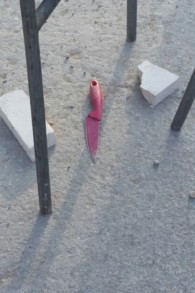 Le couteau utilisé lors de l'attaque contre un soldat israélien à un checkpoint de Hébron, le 16 septembre 2016. (Crédit : Yishai Fleisher/communauté juive de Hébron)