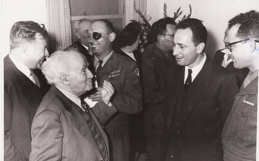 Shimon Peres avec David Ben Gurion et Moshe Dayan dans les années 1960. (Crédit : archives du ministère de la Défense)