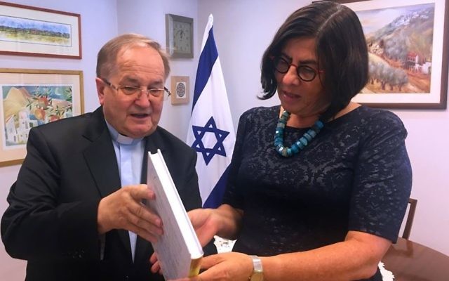 L'ambassadrice d'Israël en Pologne, Anna Azari (à droite) avec le prêtre catholique Tadeusz Rydzyk à l'ambassade, à Varsovie, le 7 septembre 2016. (Crédit : Facebook/Ambassade d'Israël en Pologne)