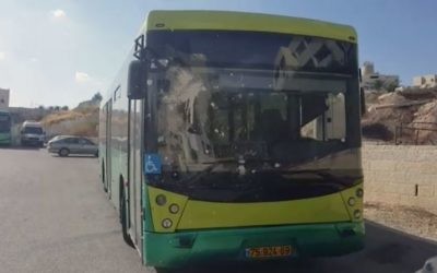 Un bus qui a été la cible de jets de pierres et de bouteilles de verre sur la route 1, entre Jérusalem et Maale Adumim, le 16 septembre 2016. (Crédit : police israélienne)