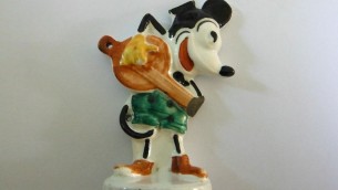 Une figurine en porcelaine de Mickey retrouvée par des fermiers près du camp d'extermination nazi d'Auschwitz, en Pologne. (Crédit : AFP/Ivo Kopijasz) 