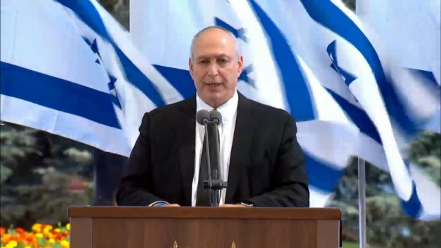 Chemi Peres pendant les funérailles de son père, l'ancien président Shimon Peres, le 30 septembre 2016. (Crédit : capture d'écran GPO) 
