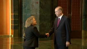 Shani Cooper, attachée diplomatique de la mission israélienne à Ankara, serre la main du président turc Recep Tayyip Erdogan pendant une réception dans la capitale turque, le 30 août 2016. (Crédit : présidence turque)
