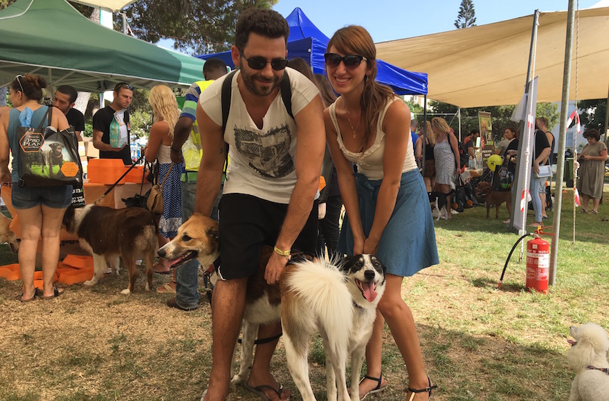 Hod Kashtan, à gauche, avec son chien Chuni, et Florencia Aventuriny avec son chien Sandy au festival des chiens KelAviv à Tel Aviv, le 26 août 2016. (Crédit : Andrew Tobin/JTA) 