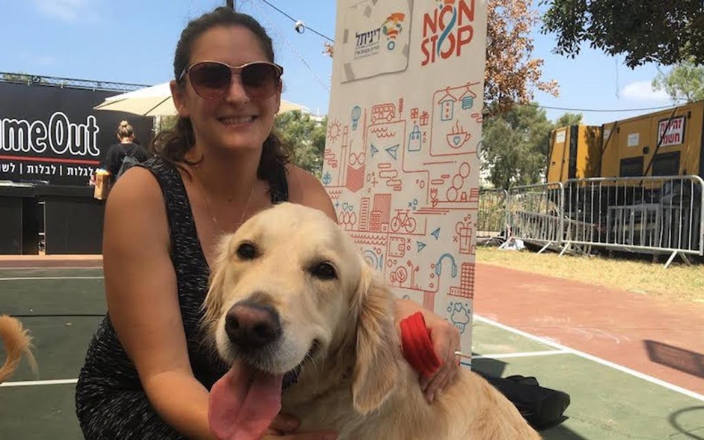Mira Marcus, directrice de la presse internationale de la ville de Tel Aviv, avec son chien Shani au festival des chiens KelAviv à Tel Aviv, le 26 août 2016. (Crédit : Andrew Tobin/JTA)