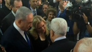 Le Premier ministre Benjamin Netanyahu serre la main du président de l'Autorité palestinienne Mahmoud Abbas au cimetière du mont Herzl, le 30 septembre 2016 (Crédit : capture d'écran Deuxième chaîne.) 
