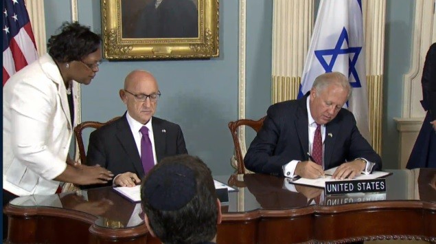 La signature du protocole d'accord sur l'aide militaire entre les Etats-Unis et Israël, le 14 septembre 2016. (Crédit : capture d'écran de la diffusion en direct du département d'Etat)