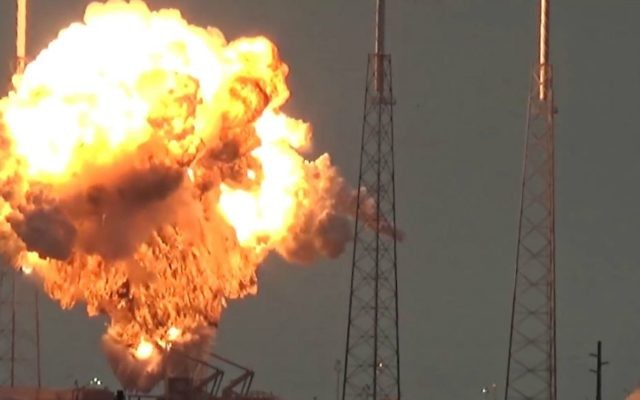 Le satellite Amos-6, le plus grand jamais fabriqué en Israël, et la fusée de SpaceX, Falcon 9, en flammes suite à une anomalie, le 1er septembre 2016. (Crédit : capture d'écran YouTube)