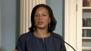 Susan Rice, conseillère à la sécurité nationale des Etats-Unis, pendant la signature de l'accord d'aide militaire israélo-américain au département d'Etat, le 14 septembre 2016. (Crédit : capture d'écran de la diffusion en direct du département d'Etat)