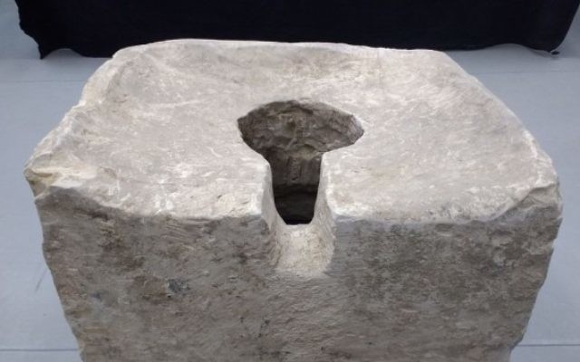 Au VIIIème siècle avant JC, des toielttes symboliques ont été découverts à Lachish durant les excavation de 2016 par les archéologues de l'Autorité des antiquités israélienne. (Ilan Ben Zion/Times of Israel staff)